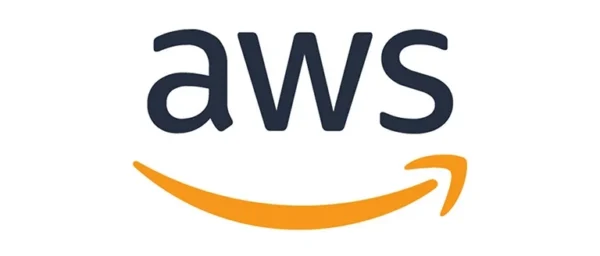 Logo van Amazon Web Services (AWS) met donkerblauwe letters en een oranje, glimlachvormige pijl eronder op een witte achtergrond.