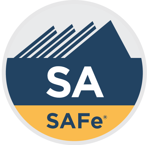 Ronde SAFe-badge met donkerblauwe en gele vlakken, de letters SA centraal en SAFe onderaan, met gestileerde bergstrepen bovenaan.