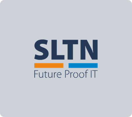 SLTN-logo met de tekst ‘Future Proof IT’ en oranje en blauwe balken op een lichtgrijze achtergrond.