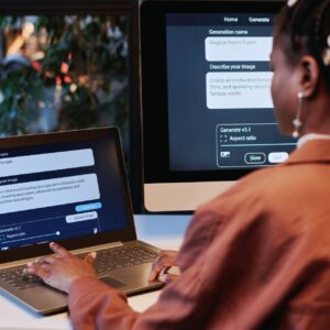 Persoon achter een laptop en monitor die AI-beeldgeneratiesoftware gebruikt, met velden als ‘Generation name’ en ‘Describe your image’ zichtbaar in een kantooromgeving.