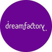 Paars, cirkelvormig logo met de witte, speels vormgegeven onderkasttekst ‘dreamfactory.’