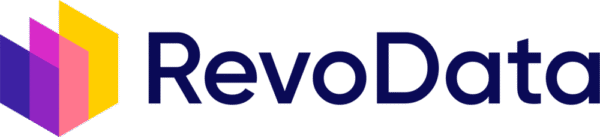 RevoData-logo met drie overlappende, stijgende balken in paars, roze en geel links van het donkerblauwe woordmerk.